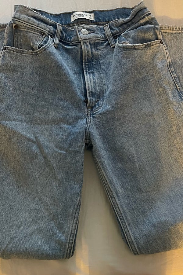 Light wash Abercrombie jeans size 26