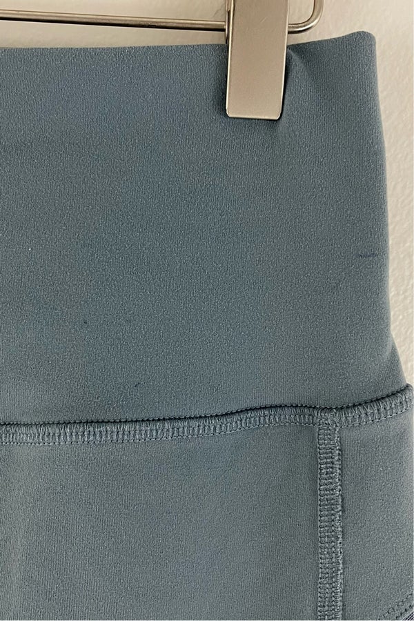 Alo Yoga - Fabric-blocked✔️ Sculping✔️ Mesh & Ribbed detail