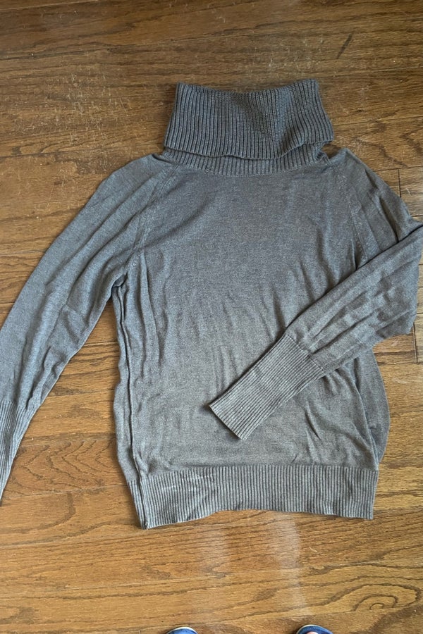 Dark tan turtleneck sweater | Nuuly Thrift