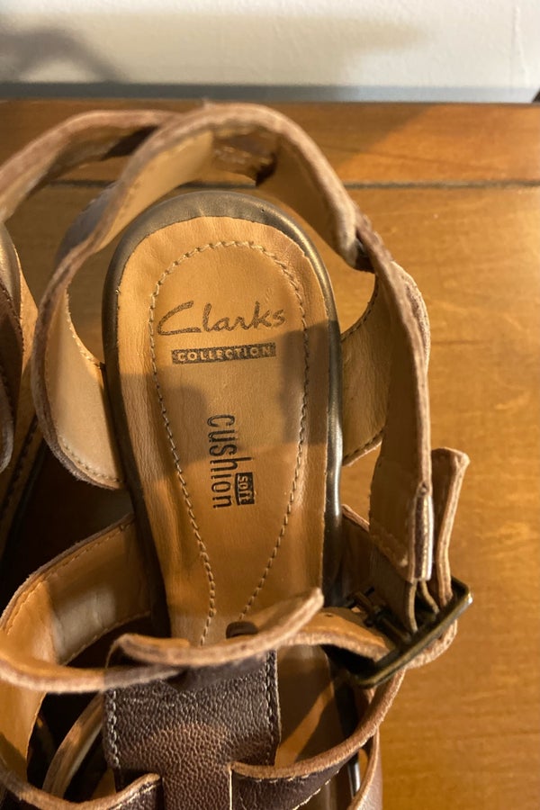 terminado Apoyarse Tantos Women's Clarks Soft Cushion Cork Wedge Heel Sandal | Nuuly Thrift
